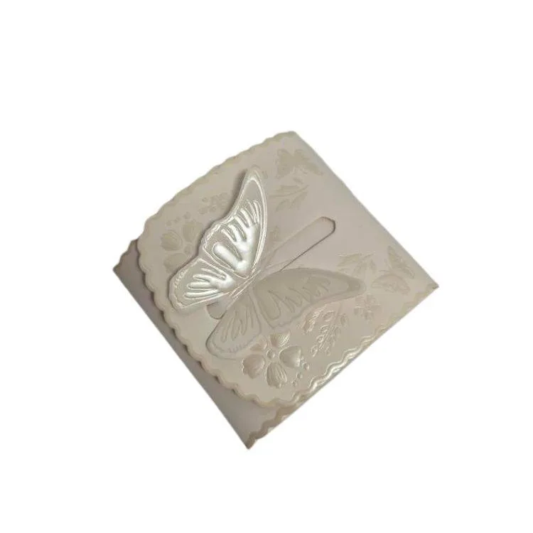 Svatební krabička na výslužku bílá s perleťovým vzorem Motýl 7,4 x 7,4 x 3,6 cm