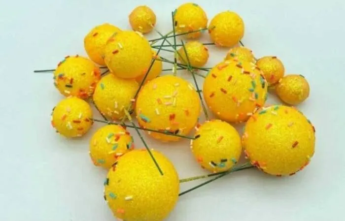 Zápich do dortu Koule žluté glitterové, 2–4 cm (20 ks)