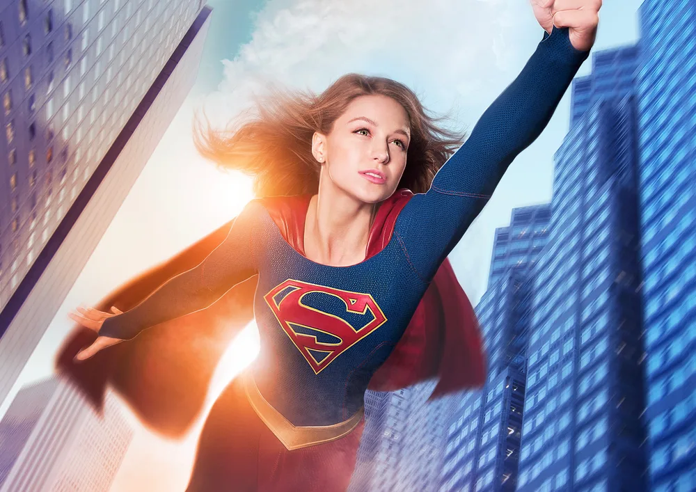 Supergirl – letící superhrdinka nad městem – jedlý papír na hranatý dort – jedlý obrázek na dort