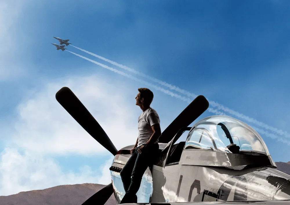Top Gun – Maverick u letadla na ranveji – jedlý papír na hranatý dort – jedlý obrázek na dort