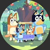 Bluey – psí rodinka u autíčka na zahradě – jedlý obrázek na dort