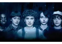 Stranger Things – parta z Hawkinsu – jedlý papír na hranatý dort