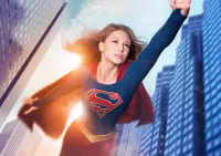 Supergirl – letící superhrdinka nad městem – jedlý papír na hranatý dort
