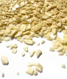 Bílé šupiny z polevy na zdobení dortů 100 g
