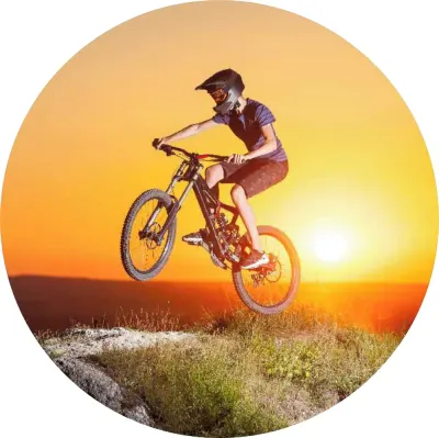Cyklista – Kolo – skok při západu slunce – jedlý obrázek na dort
