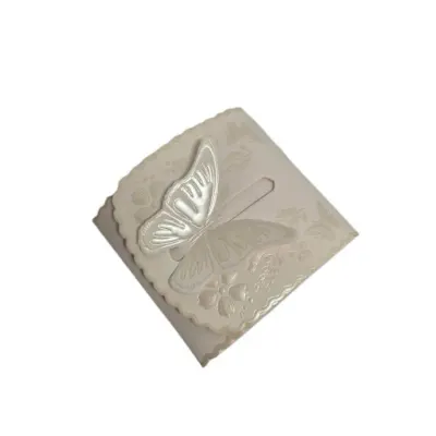 Svatební krabička na výslužku bílá s perleťovým vzorem Motýl 7,4 x 7,4 x 3,6 cm
