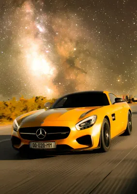 Auto – Moto – Žlutý sportovní Mercedes pod hvězdnou oblohou – jedlý papír na hranatý dort