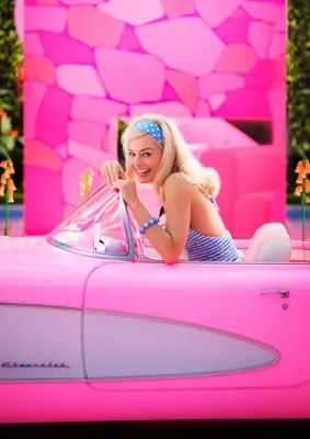 Barbie – Margot Robbie v růžovém autě – jedlý papír na hranatý dort