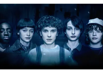Stranger Things – parta z Hawkinsu – jedlý papír na hranatý dort